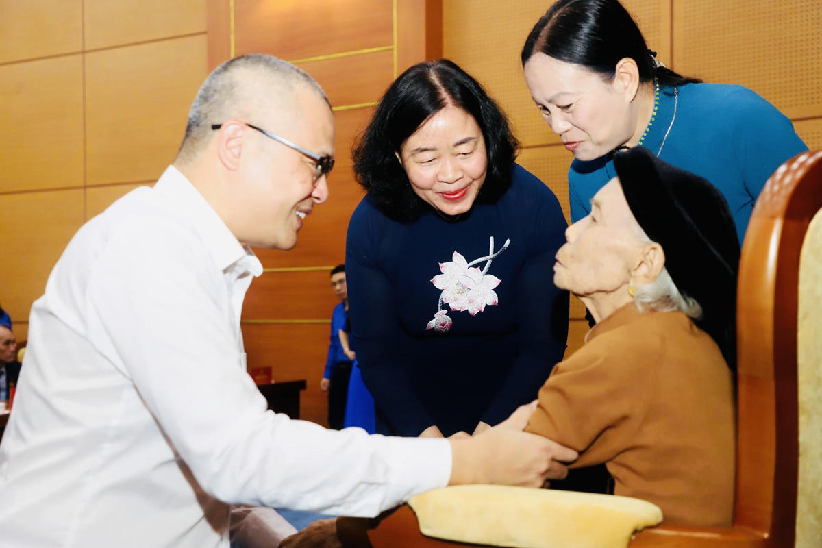 Chủ tịch Ủy ban Trung ương MTTQ Việt Nam Bùi Thị Minh Hoài thăm hỏi đảng viên lão thành tại buổi lễ. Ảnh:  Đ.V.