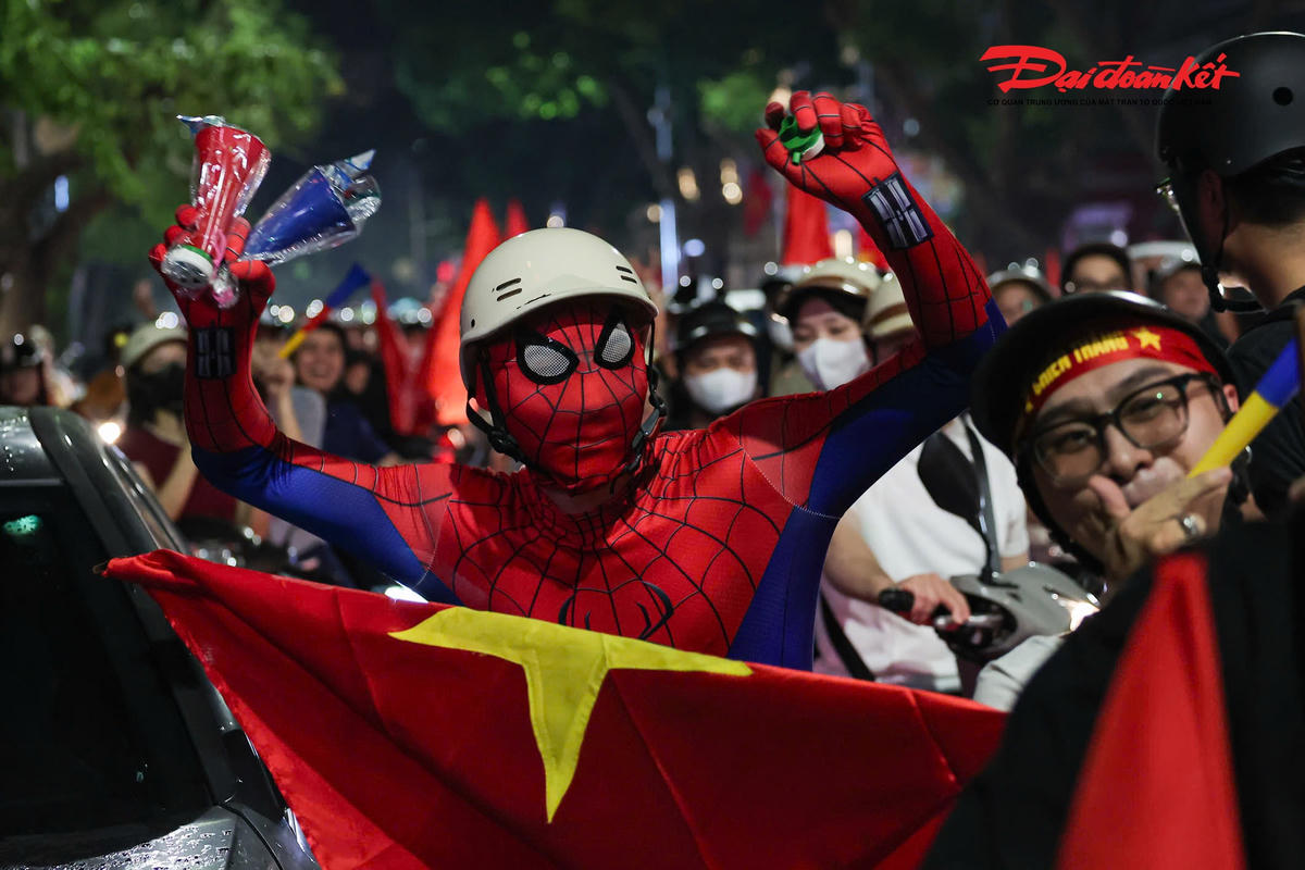Việt Nam lên ngôi vô địch ASEAN Cup 2026: Cổ động viên Hà Nội 'đi bão' xuyên đêm