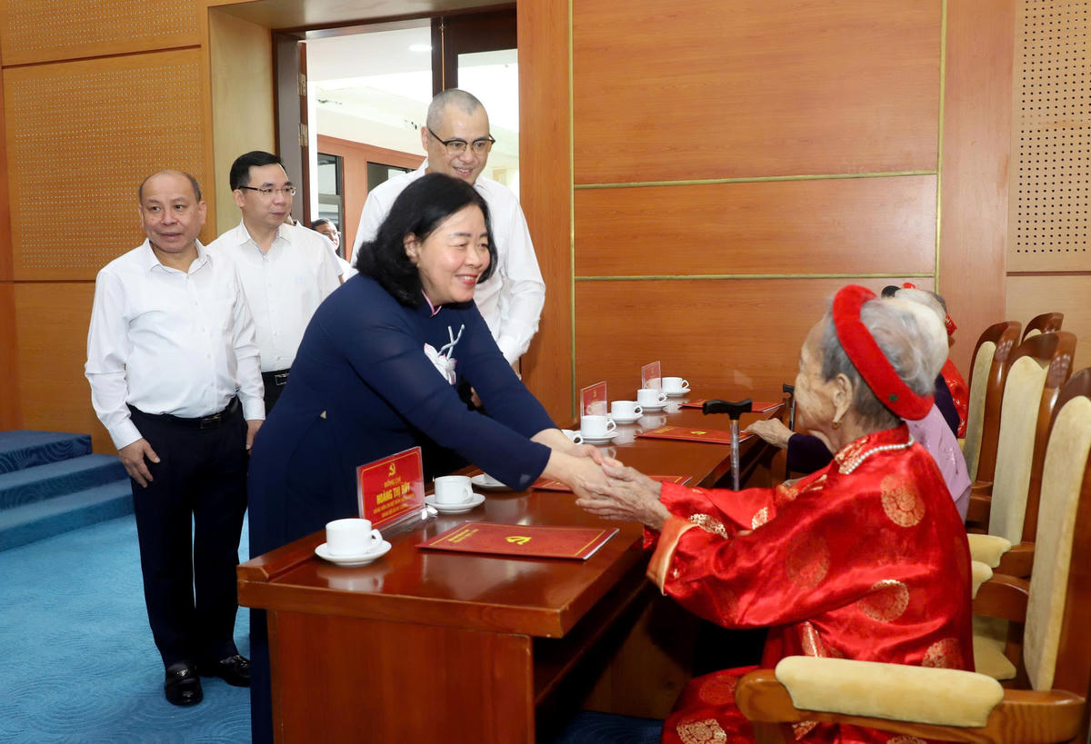 Chủ tịch Ủy ban Trung ương MTTQ Việt Nam Bùi Thị Minh Hoài trao tặng Huy hiệu 80 năm tuổi Đảng tại Phú Thọ