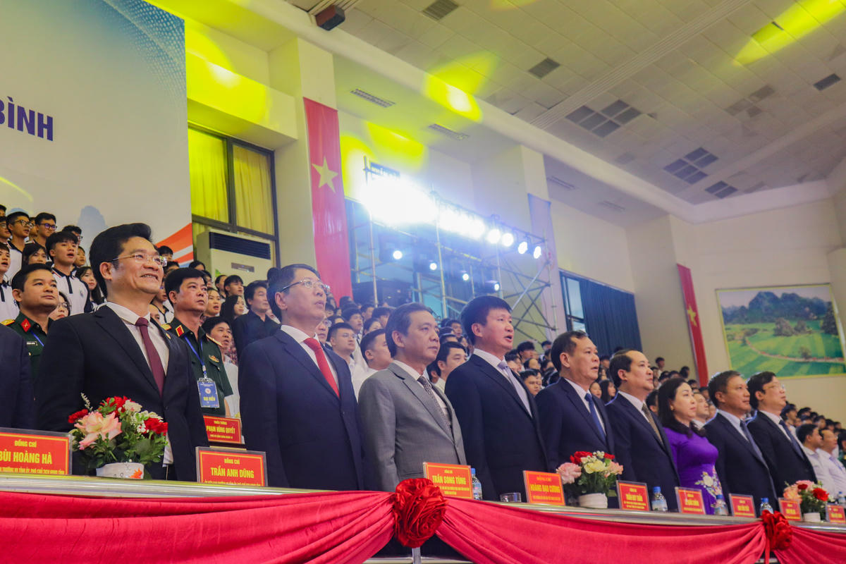 Bí thư Tỉnh ủy Ninh Bình Trần Huy Tuấn cùng các đại biểu dự lễ khai mạc. Ảnh: Đình Minh