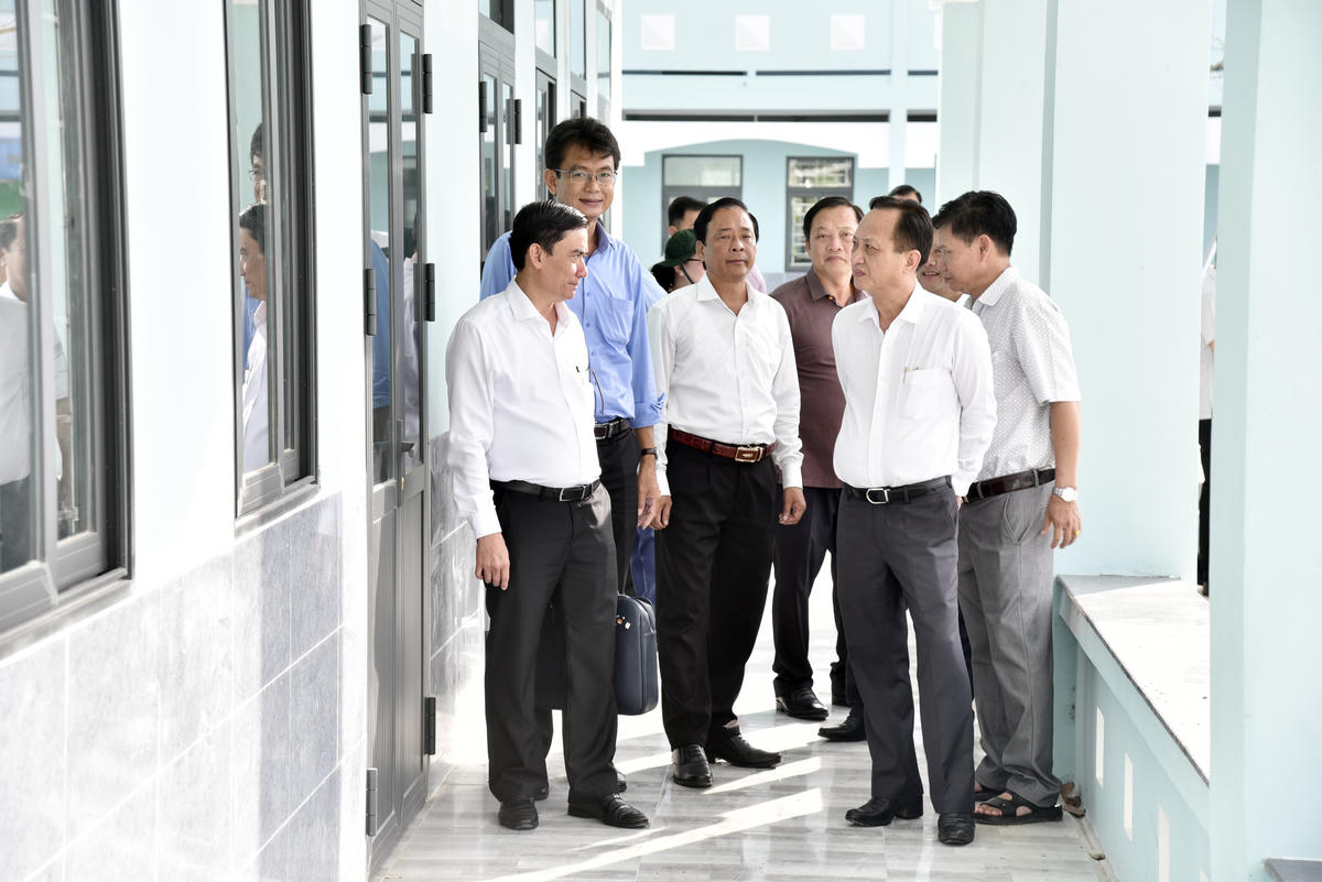 Lãnh đạo tỉnh Cà Mau kiểm tra công tác chuẩn bị năm học mới 2026 - 2027 ở xã Phước Long. Ảnh: HT