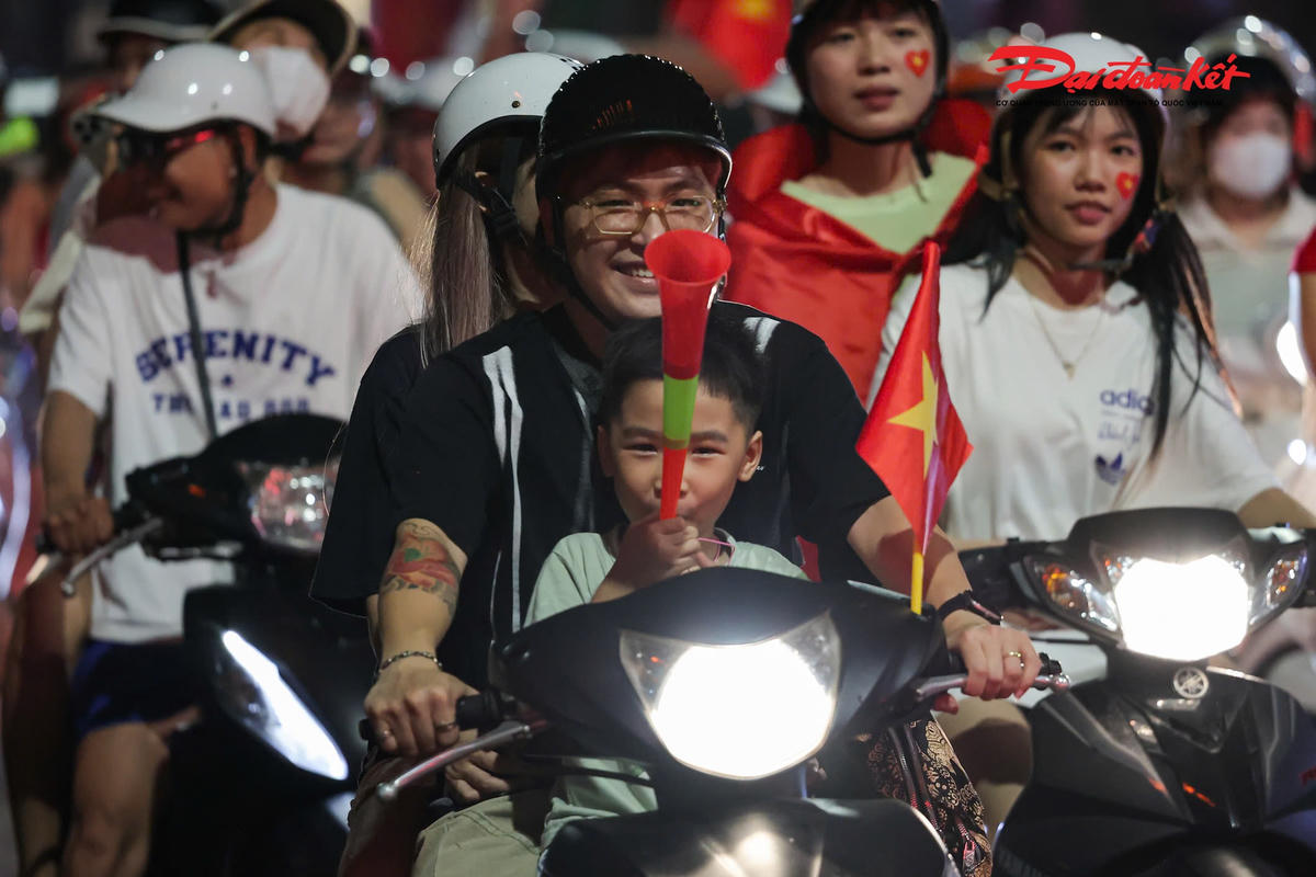 Việt Nam lên ngôi vô địch ASEAN Cup 2026: Cổ động viên Hà Nội 'đi bão' xuyên đêm