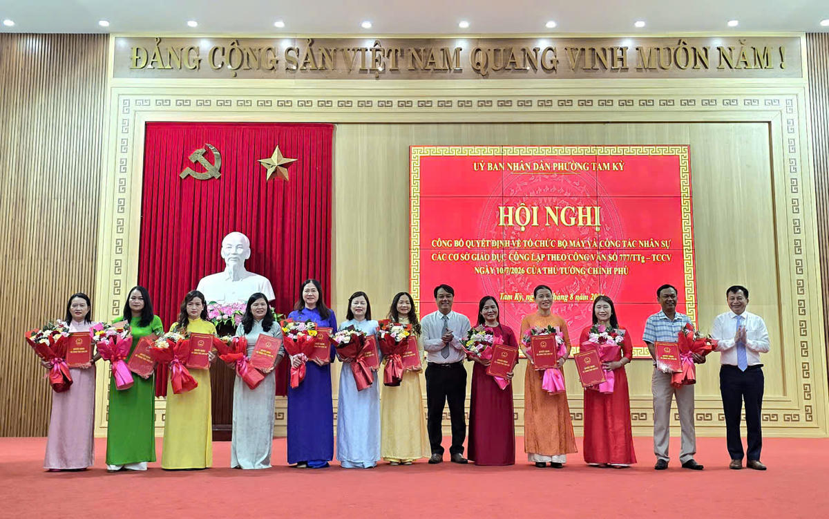 Lãnh đạo phường Tam Kỳ tặng hoa chúc mừng các thầy, cô giáo được bổ nhiệm giữ chức vụ các trường học. Ảnh: TT.