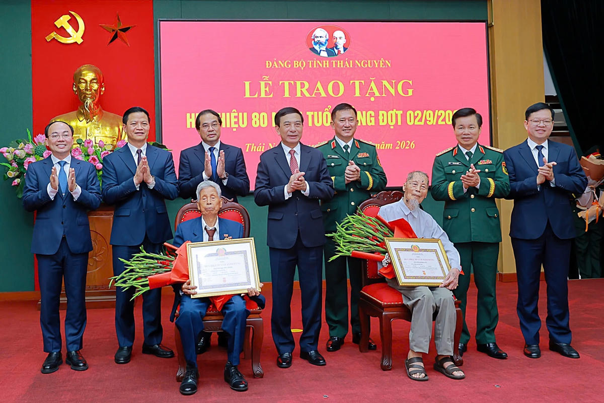 Đại tướng Phan Văn Giang cùng lãnh đạo Bộ Quốc phòng, Quân khu 1 và Tỉnh ủy Thái Nguyên tặng Huy hiệu 80 năm tuổi đảng cho các đảng viên lão thành. Ảnh: TNGOP.