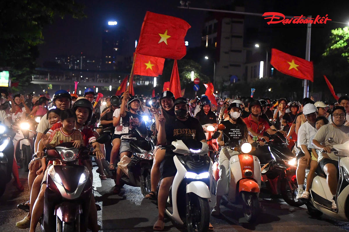 Đêm 26/8, trên sân vận động Quốc gia Mỹ Đình, trận chung kết lượt về ASEAN Cup 2026 giữa đội tuyển Việt Nam và đội tuyển Thái Lan khép lại với tỷ số hòa 2-2. Tuy nhiên, nhờ chiến thắng 2-0 ở trận lượt đi trên sân Rajamangala, đội tuyển Việt Nam giành chiến thắng chung cuộc 4-2 sau hai lượt trận, chính thức lên ngôi vô địch ASEAN Cup 2026.