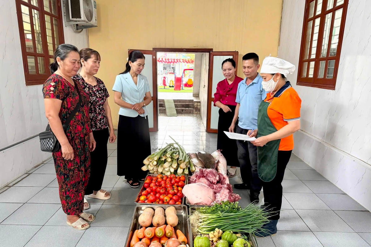 Đại diện nhà trường và phụ huynh học sinh kiểm tra chất lượng thực phẩm tại Trường Mầm non Lê Thiện. (Ảnh minh hoạ)