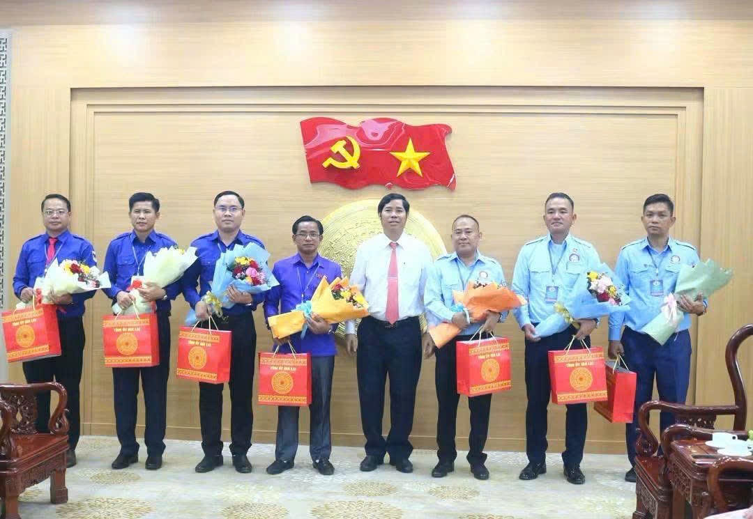 Lãnh đạo tỉnh Gia Lai tặng quà đoàn đại biểu thanh niên các tỉnh của Lào và Campuchia. Ảnh: ĐS.