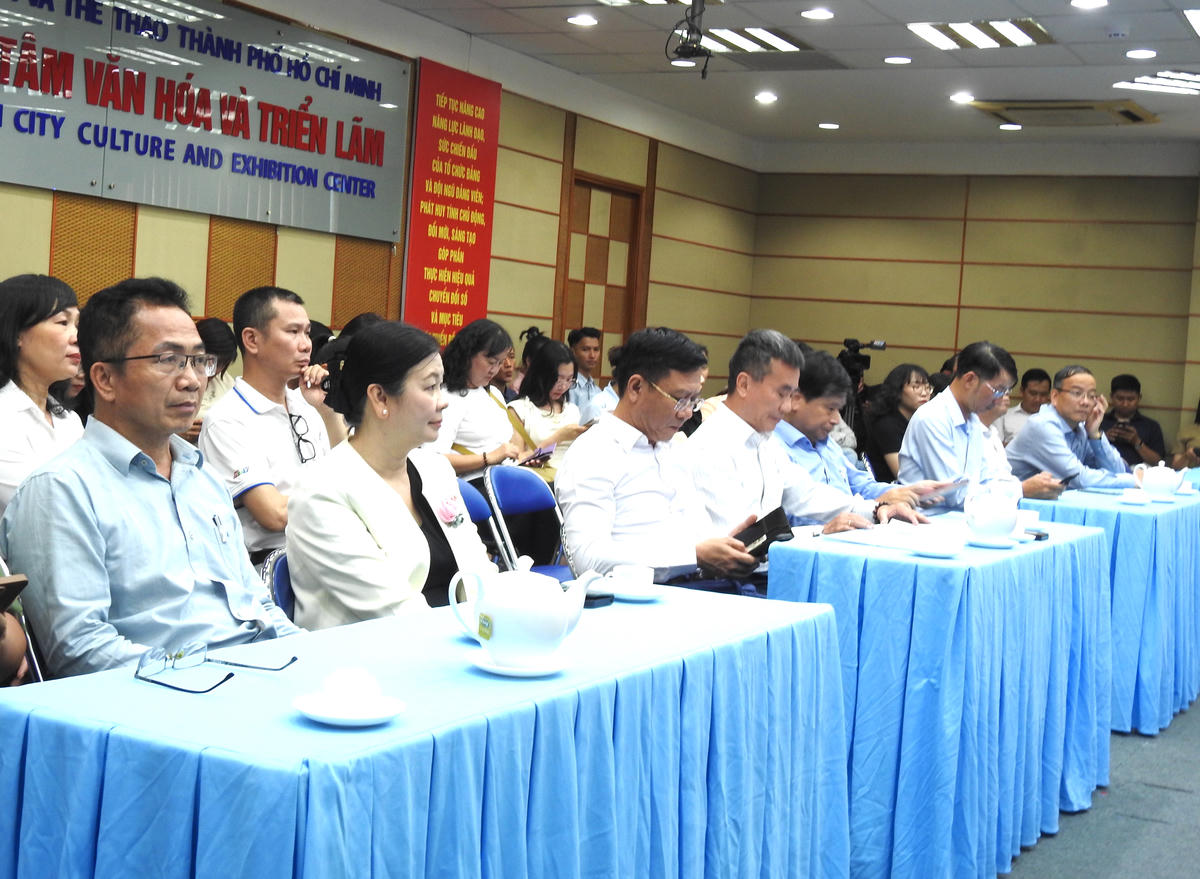 Buổi lễ trao hỗ trợ tác phẩm hay, xuất sắc viết về TPHCM. Ảnh: Đ.Xá.