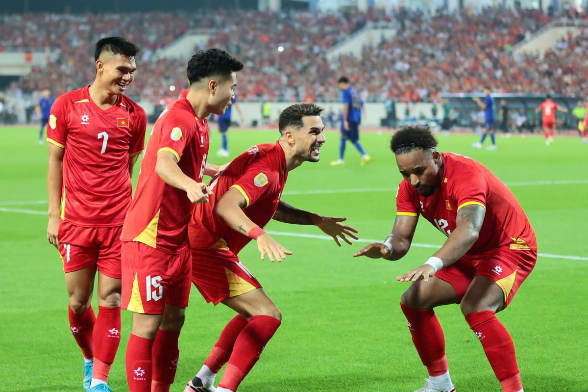 Xuân Son và Hoàng Hên có màn nhảy mừng chiến thắng độc đáo.