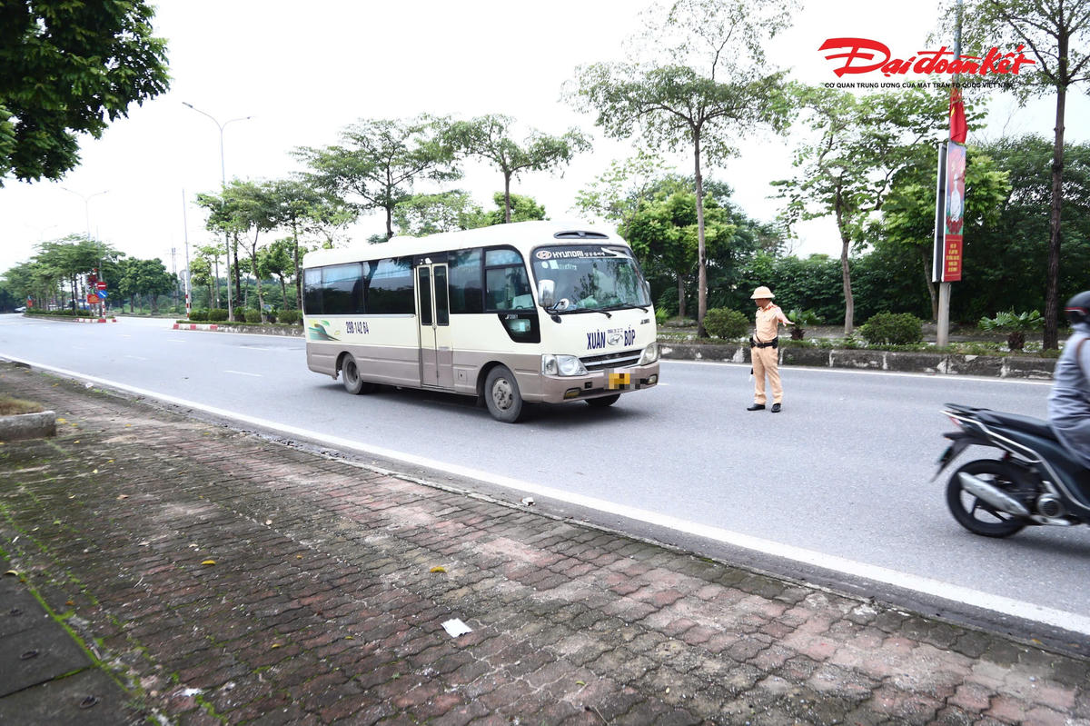 Khoảng 9h cùng ngày, tổ công tác phát hiện một xe khách lưu thông trên quốc lộ 32 theo hướng vào trung tâm Hà Nội có dấu hiệu chở nhiều hàng hóa trên khoang hành khách.