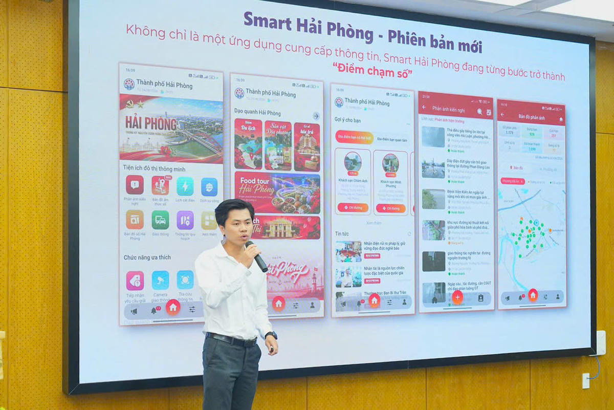 Đại diện VNPT Hải Phòng giới thiệu các tính năng cập nhật của phiên bản mới ứng dụng Smart Hải Phòng. Ảnh: VC.
