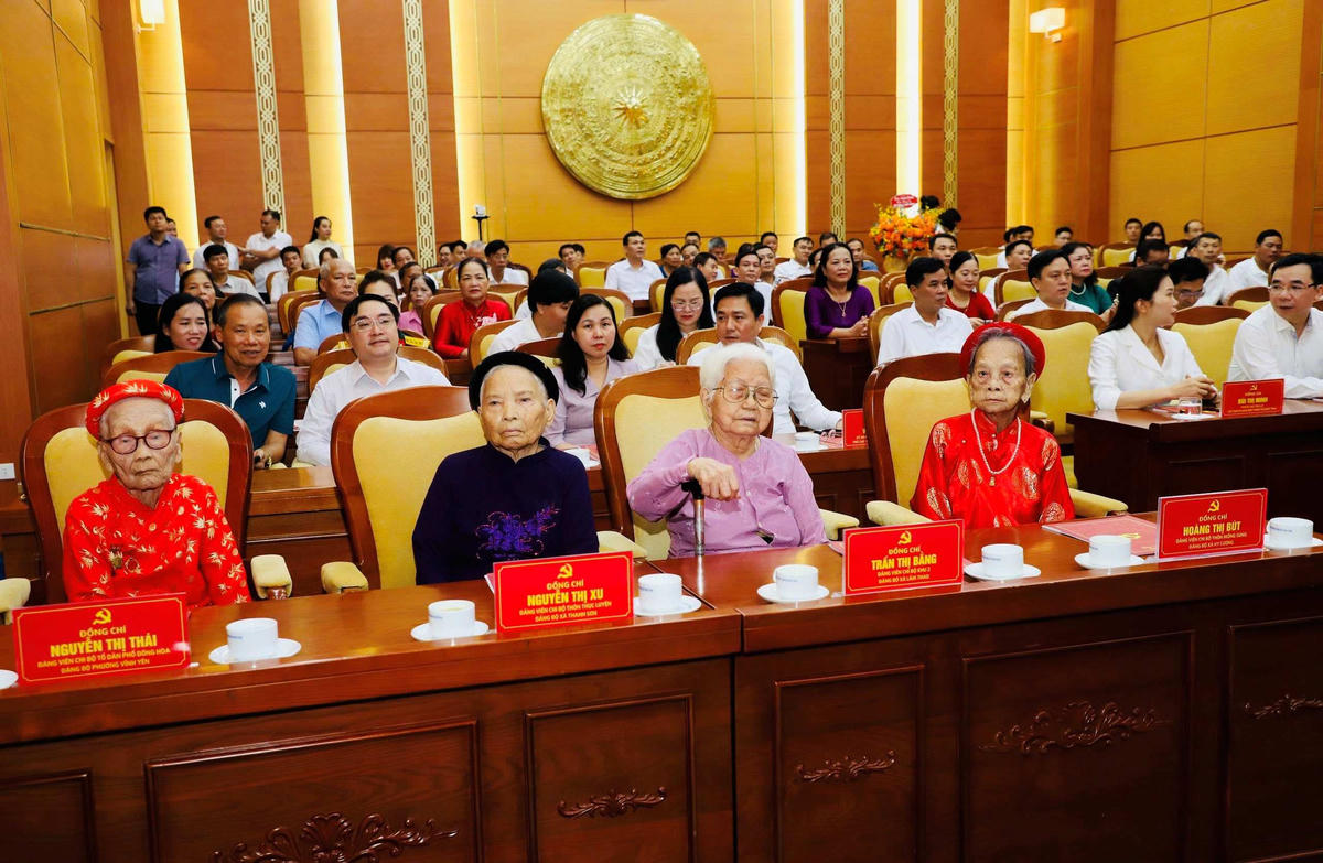 Các đảng viên lão thành còn đủ sức khỏe tới dự buổi lễ trang trọng và ý nghĩa. Ảnh: Đ.V.