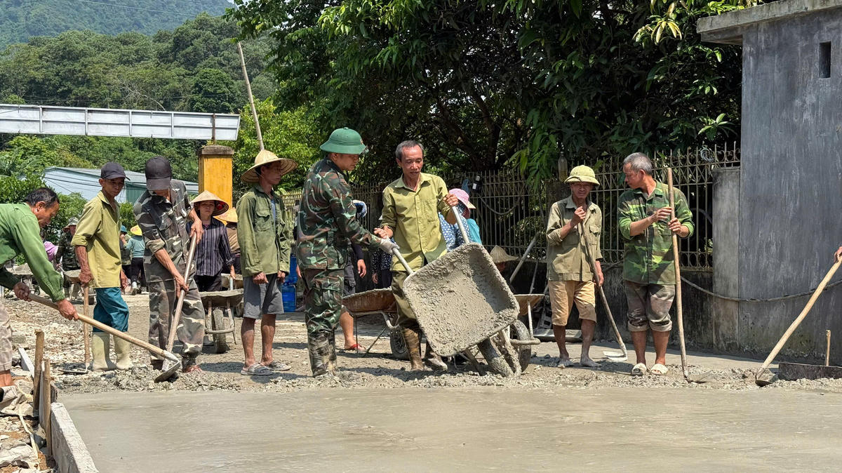 Bí thư Chi bộ thôn Nà Sát Vàng Văn Lẩy cùng người dân tham gia làm đường bê tông, góp phần hoàn thiện hạ tầng và tạo sự đồng thuận trong cộng đồng.
