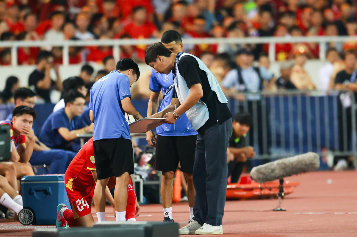 Huấn luyện viên Kim Sang Sik cùng các trợ lý bàn chiến thuật trên sân.