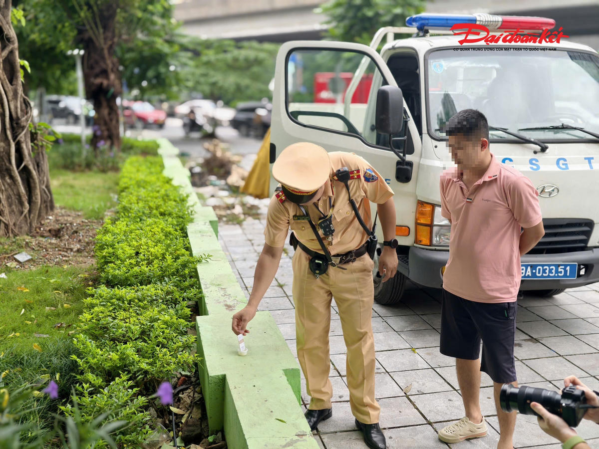 Hà Nội: CSGT tổng kiểm tra xe kinh doanh vận tải, phát hiện xe máy trên khoang chở khách