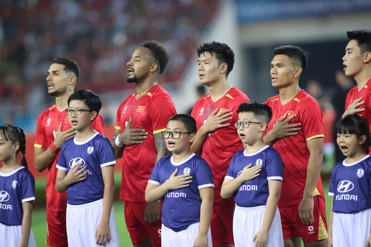 Hoàng Hên, Xuân Son, Thành Chung, Xuân Mạnh, Đình Bắc hát Quốc ca trước khi bắt đầu trận đấu.