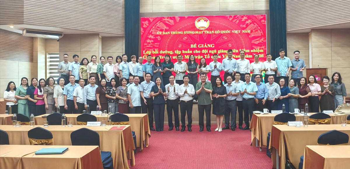 Phó Chủ tịch UBTƯ MTTQ Việt Nam cùng các đại biểu và học viên chụp ảnh lưu niệm tại lễ bế giảng. 