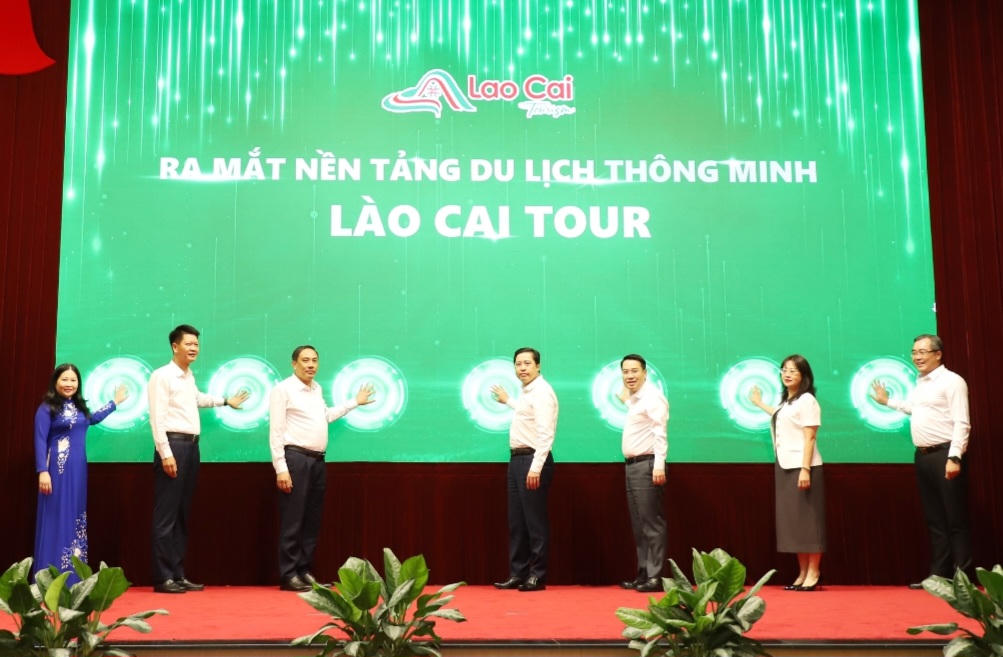 Các đại biểu bấm nút ra mắt Ứng dụng du lịch thông minh. Ảnh Cổng TTĐT Lào Cai.