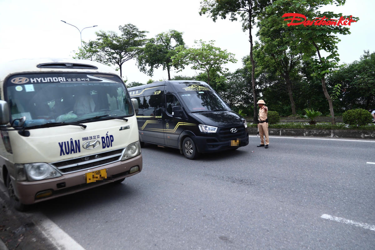 Thiếu tá Nguyễn Quốc Khánh, cán bộ Đội CSGT đường bộ số 9 cho biết, lực lượng chức năng tập trung kiểm soát trên các tuyến quốc lộ trọng điểm, khu vực cửa ngõ Thủ đô, nơi có mật độ phương tiện kinh doanh vận tải lớn.
