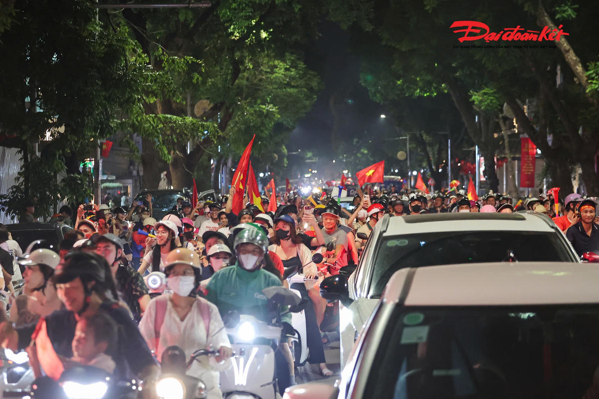 "Trận nào cũng căng thẳng nên trước khi bóng lăn tôi rất hồi hộp. Khi đội tuyển giành chiến thắng, cả nhóm gần như hét lên. Hôm nay là một đêm quá đặc biệt, chắc chắn phải xuống đường để ăn mừng chức vô địch cùng tất cả mọi người”, anh Đức nói.