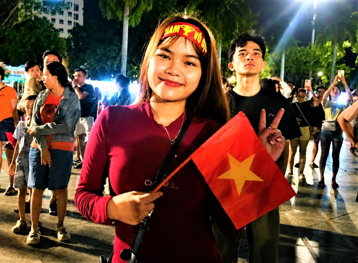 Những bạn trẻ check in bên cờ Tổ quốc cổ vũ cho đội tuyển Việt Nam. Ảnh: TT.