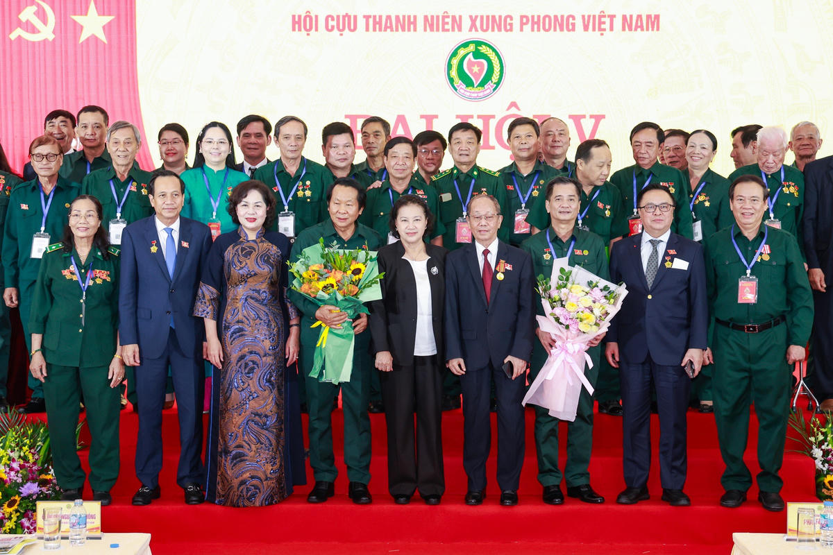 Các đại biểu tặng hoa chúc mừng Ban chấp hành Hội Cựu TNXP Việt Nam khóa V, nhiệm kỳ 2026- 2031 