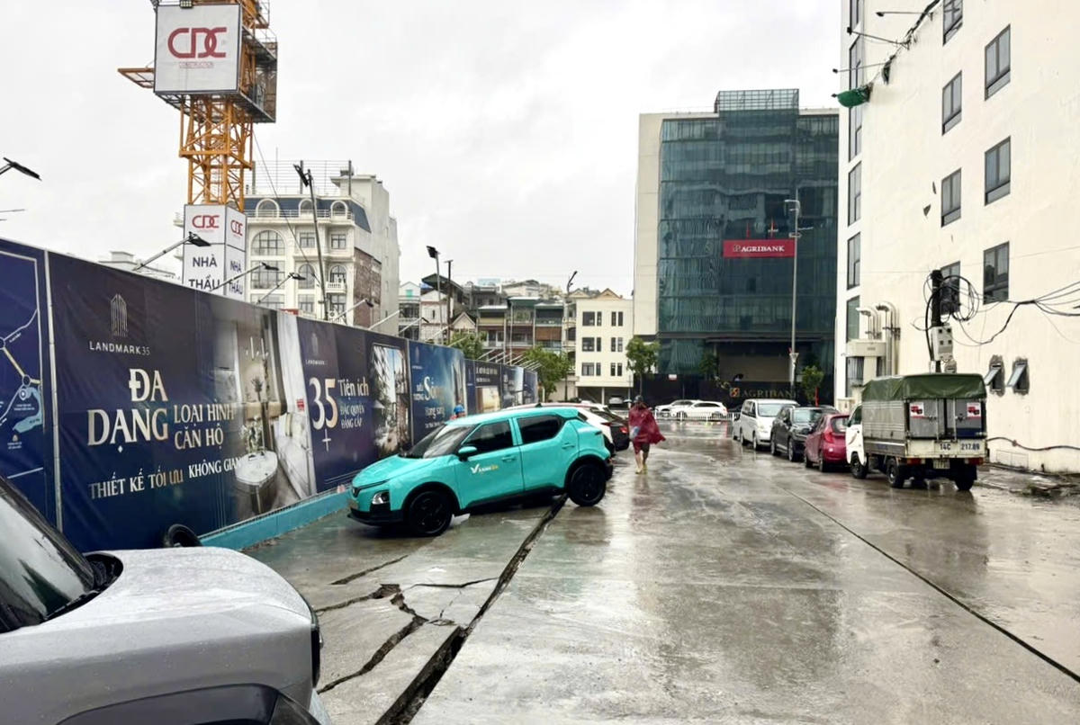 Sự cố sụt lún tuyến đường Trần Nhật Duật xảy ra ngày 23/8. Ảnh do người dân cung cấp.