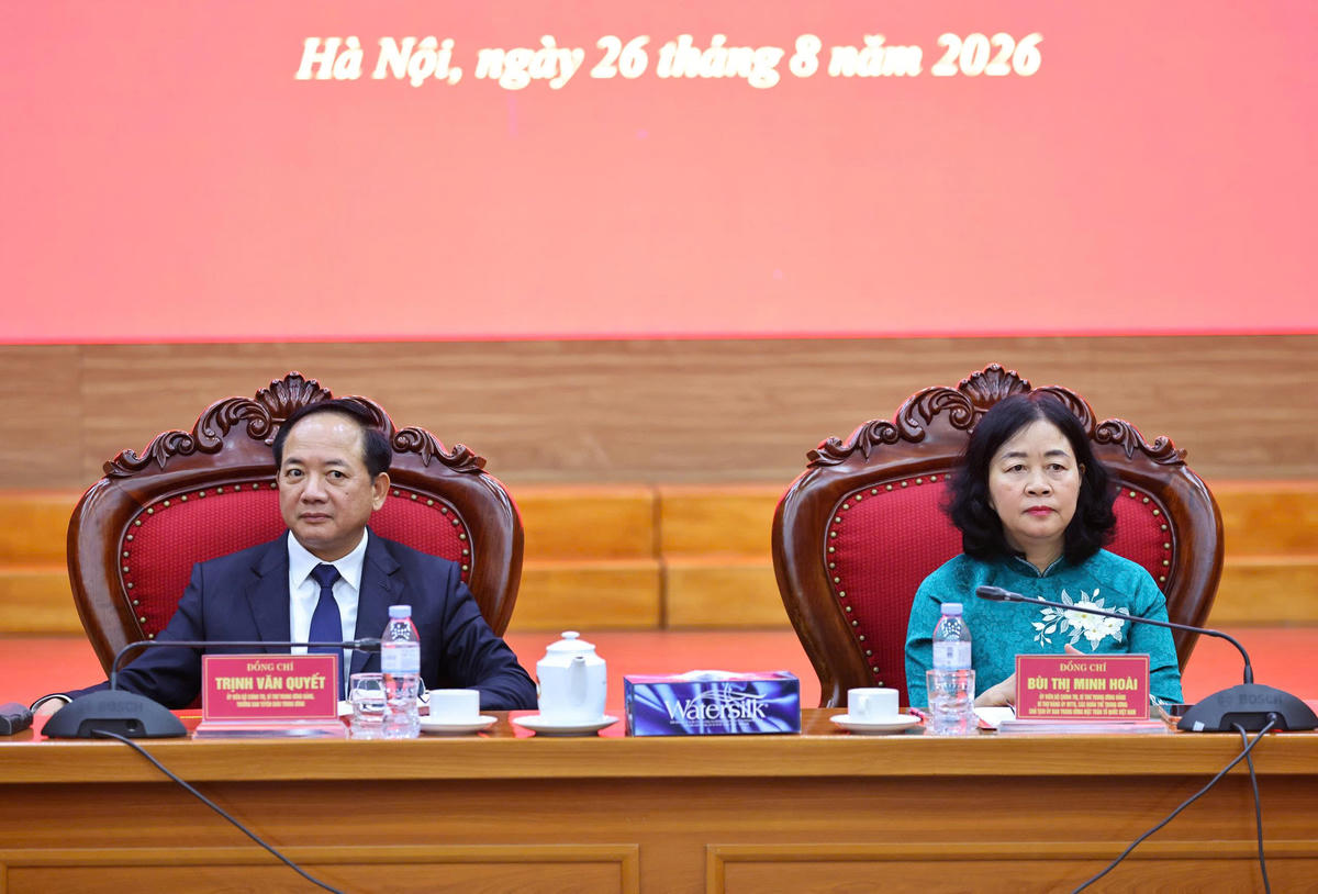 Bí thư Đảng ủy MTTQ, các đoàn thể Trung ương, Chủ tịch Ủy ban Trung ương MTTQ Việt Nam Bùi Thị Minh Hoài và Trưởng Ban Tuyên giáo Trung ương Trịnh Văn Quyết chủ trì Hội nghị. Ảnh: Minh Đức.