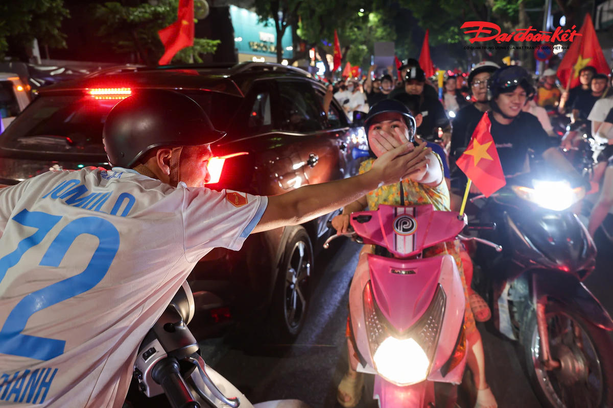 Giữa dòng người rực đỏ màu cờ Tổ quốc, những cái nắm tay siết chặt, những tràng vỗ tay và tiếng hò reo vang lên không ngớt. Người xa lạ gặp nhau trên đường cũng cùng giơ tay ăn mừng, chia sẻ niềm vui khi đội tuyển Việt Nam vượt qua Thái Lan để bước lên ngôi vô địch ASEAN Cup 2026.