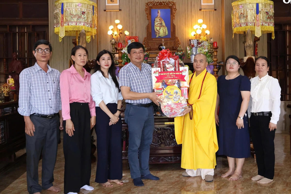 Ông Lê Văn Hoan, Phó Chủ tịch Ủy ban MTTQ Việt Nam tỉnh Khánh Hòa cùng đoàn công tác tặng quà Đại đức Thích Thuận Trực.