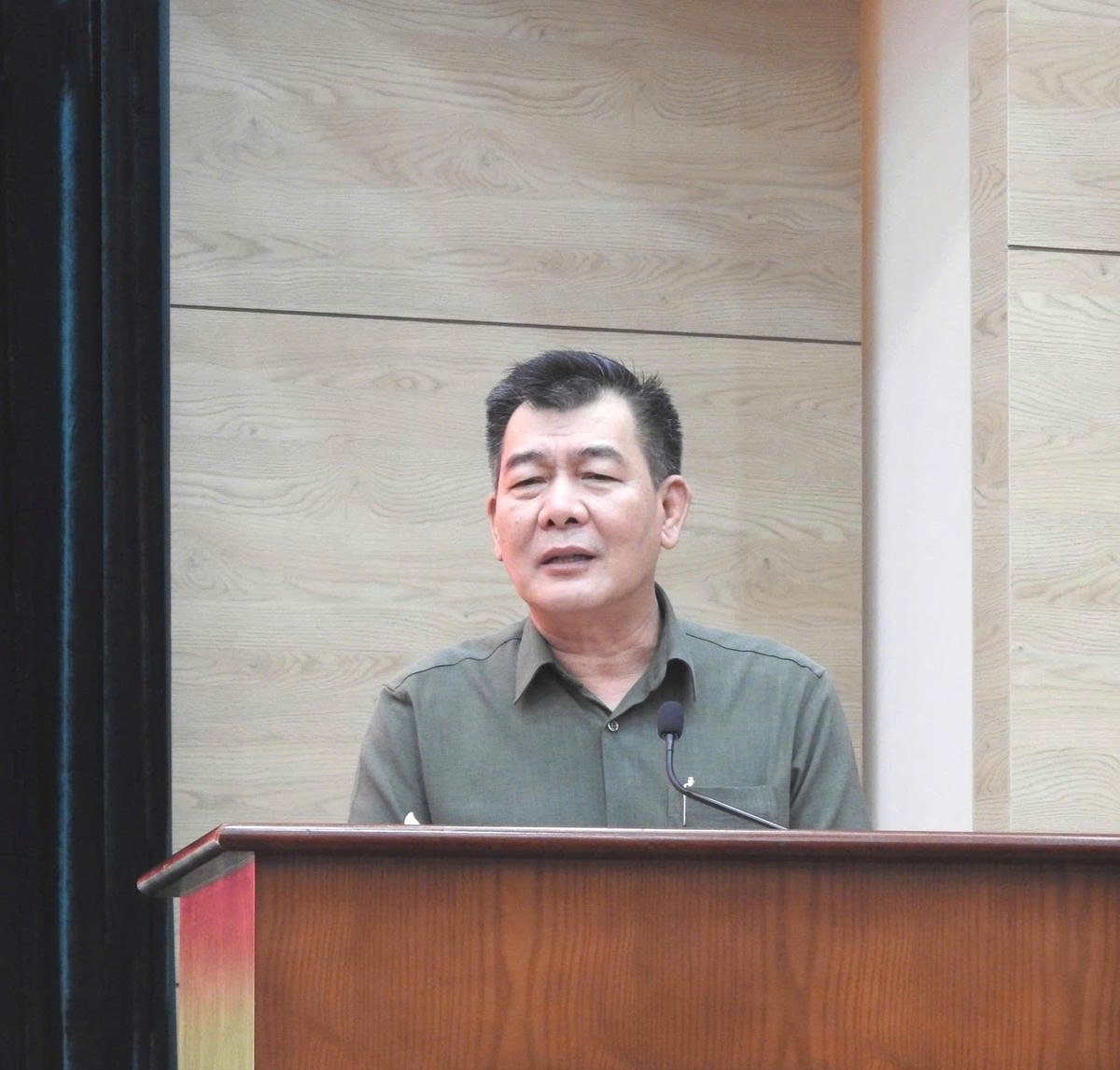 Ông Nguyễn Đức Phong, Ủy viên Ban Thường vụ Đảng ủy MTTQ, các đoàn thể Trung ương, Phó Chủ tịch UBTƯ MTTQ Việt Nam phát biểu tại lễ bế giảng