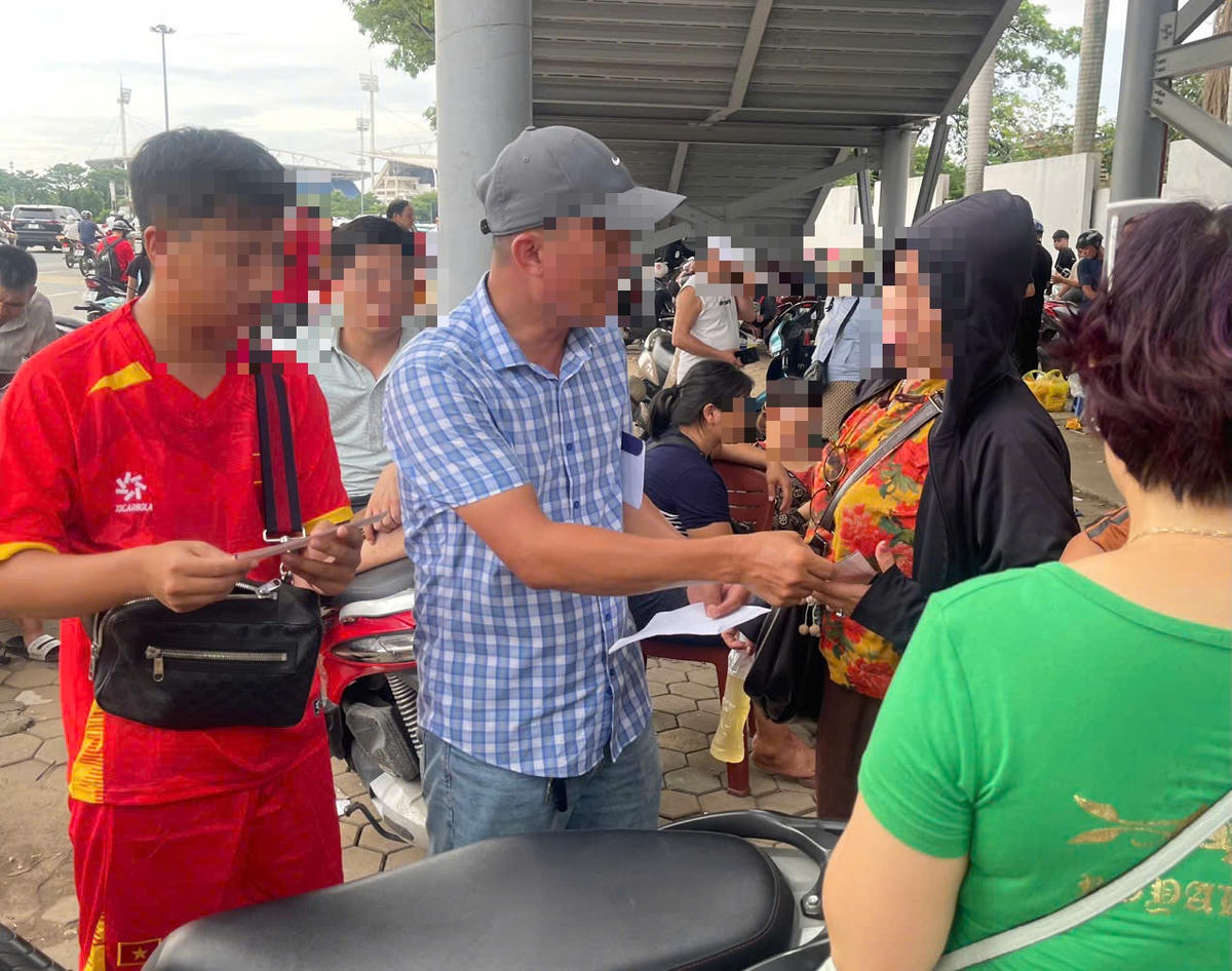 Công an phường Từ Liêm đã hoá trang, giữ một số trường hợp “cò vé”.