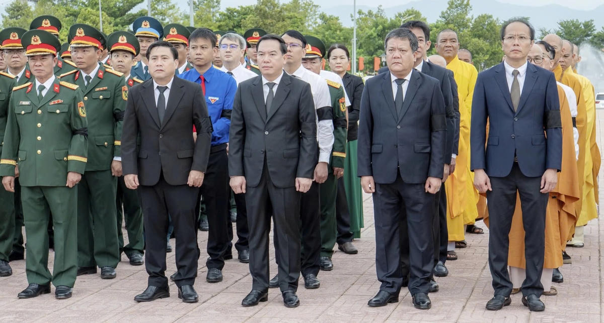 Lãnh đạo tỉnh Khánh Hòa và các đại biểu dự lễ truy điệu và an táng 8 hài cốt liệt sĩ tại Nghĩa trang liệt sĩ Ninh Thuận.