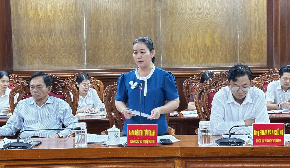 Bà Nguyễn Thị Tuấn Thanh, Phó Chủ tịch Ủy ban MTTQ Việt Nam tỉnh Vĩnh Long báo cáo về kết quả công tác Mặt trận những tháng đầu năm 2026 và nhiệm vụ, giải pháp những tháng cuối năm 2026 của Mặt trận tỉnh. Ảnh Thanh Lâm