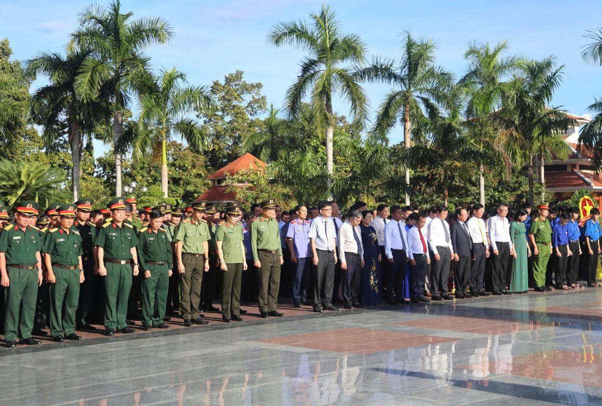 Các lãnh đạo tỉnh Quảng Ngãi và đại biểu tham dự Lễ viếng, dâng hoa tại Nghĩa trang Liệt sĩ tỉnh. Ảnh: PV.