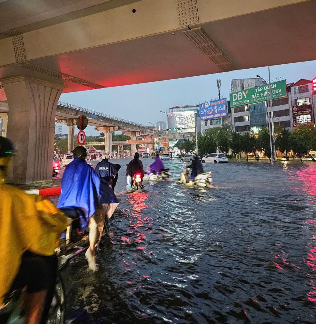 Hà Nội mưa lớn nhiều tuyến đường ngập úng cục bộ, 1 người bị sét đánh tử vong