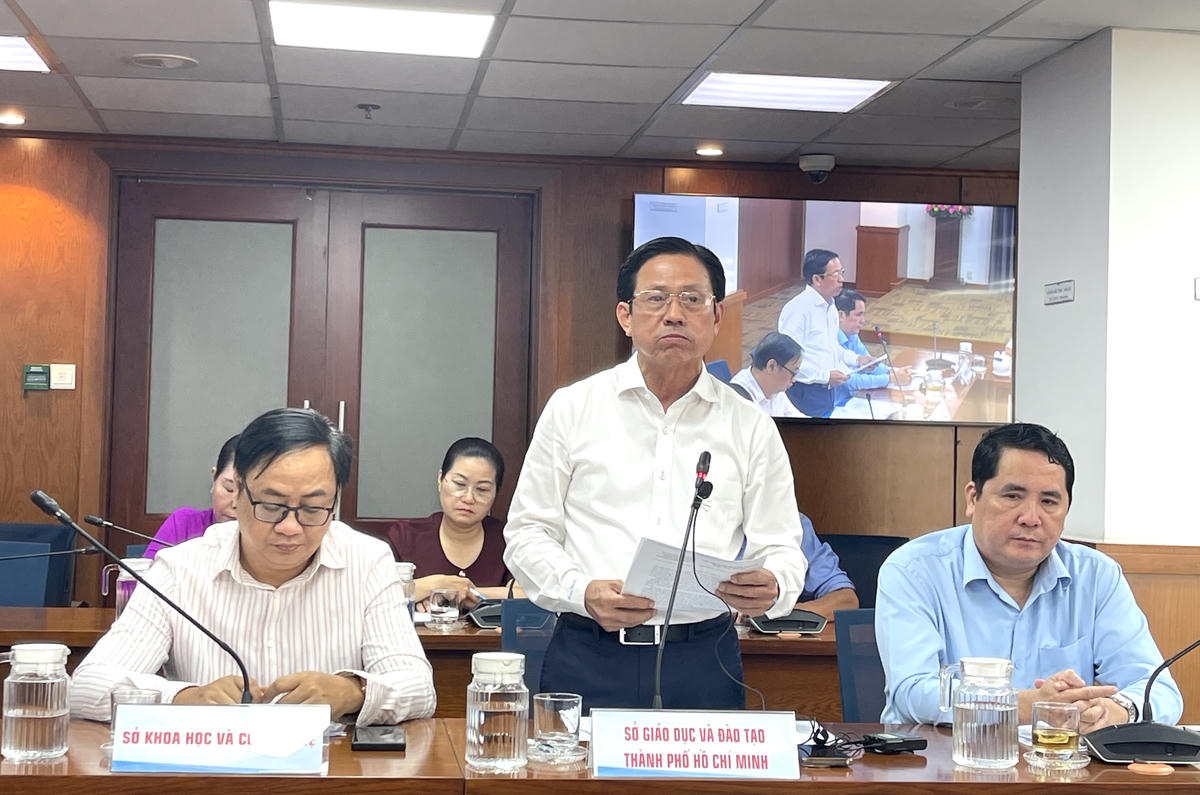 Ông Nguyễn Văn Phong, Phó Giám đốc Sở GDĐT TPHCM thông tin tại buổi họp báo. Ảnh: Đ.Xá.