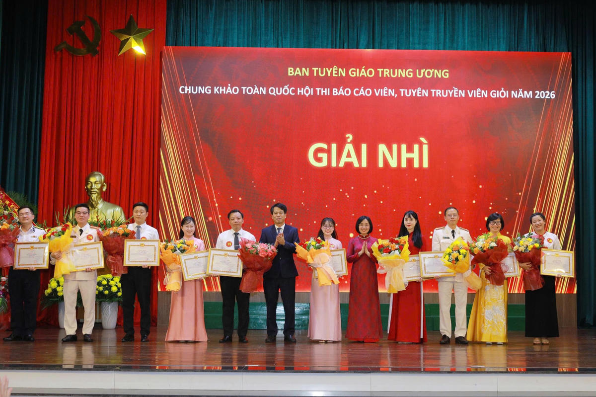 TS Đỗ Phương Thảo - Vụ trưởng Vụ thông tin - đối ngoại, Ban Tuyên giáo Trung ương và Trưởng ban Tuyên giáo và Dân vận Tỉnh ủy Đào Xuân Yên trao giải nhì cho các báo cáo viên. Ảnh: Minh Hiếu