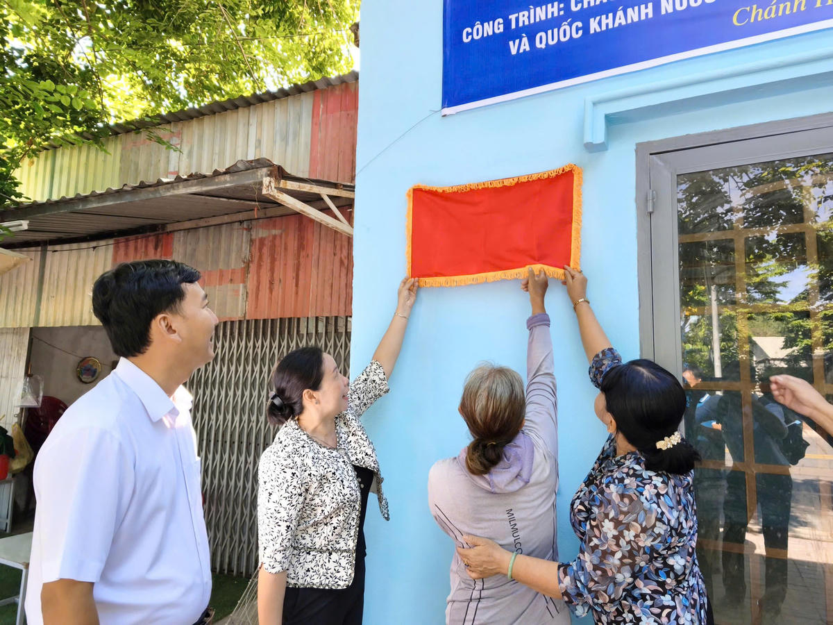 Nghi thức bàn giao nhà Đại đoàn kết đã được sửa chữa, hoàn thiện cho hộ bà Nguyễn Thị Cúc (khu phố Tương Bình Hiệp 2). Ảnh: HC.