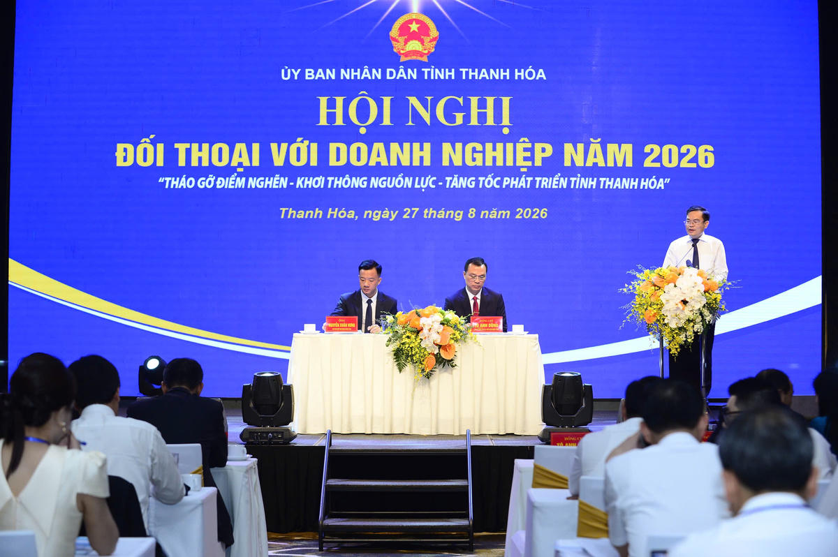 Giám đốc Sở Xây dựng Hoàng Văn Đồng trả lời kiến nghị của doanh nghiệp. Ảnh: Phong Sắc