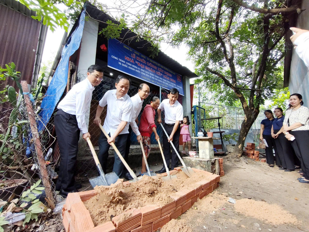 Lễ khởi công sửa chữa nhà Đại đoàn kết tại hộ bà Nguyễn Thị Hiệp (khu phố Chánh Mỹ 1). Ảnh: HC.