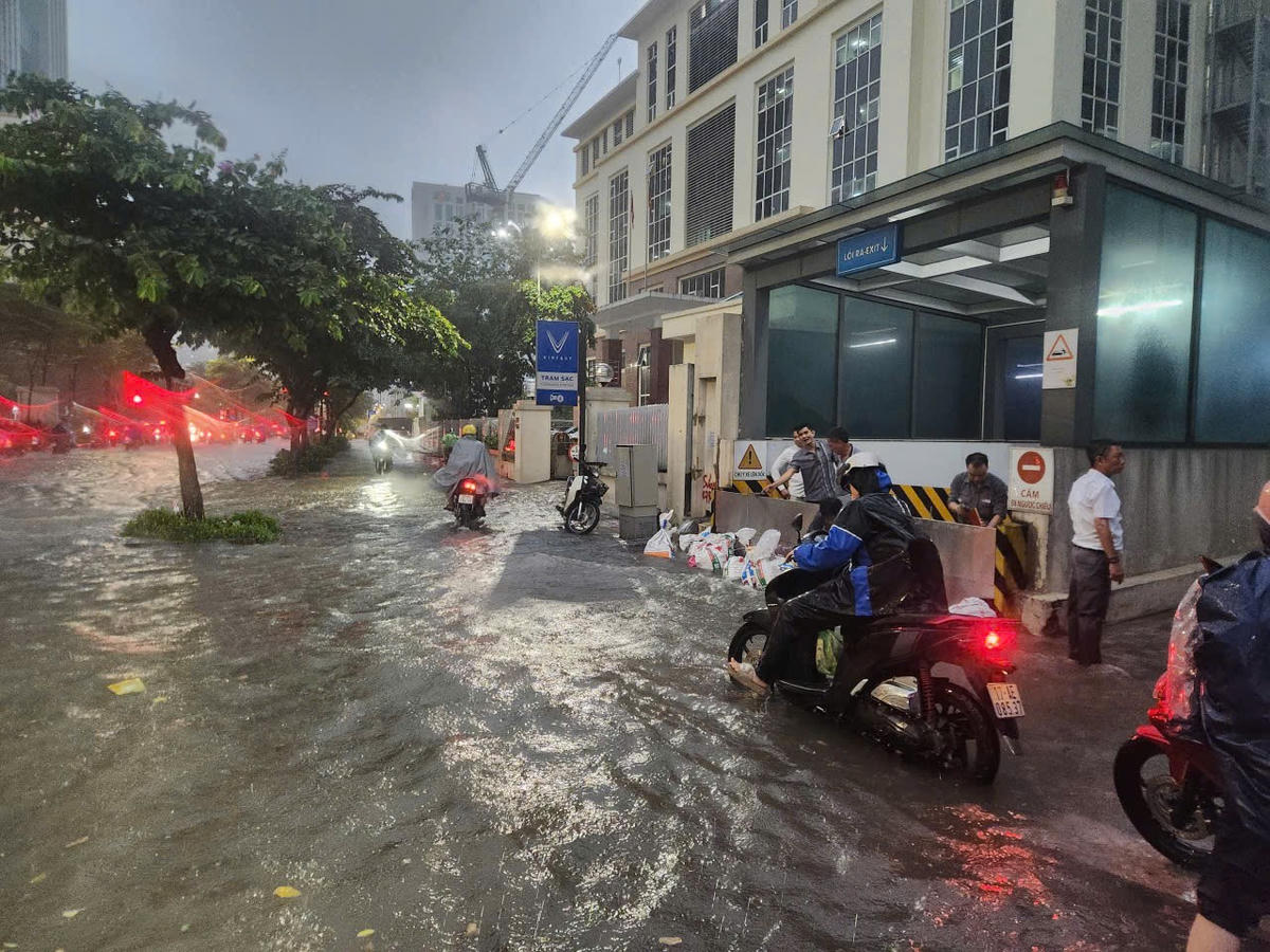 Hà Nội mưa lớn nhiều tuyến đường ngập úng cục bộ, 1 người bị sét đánh tử vong