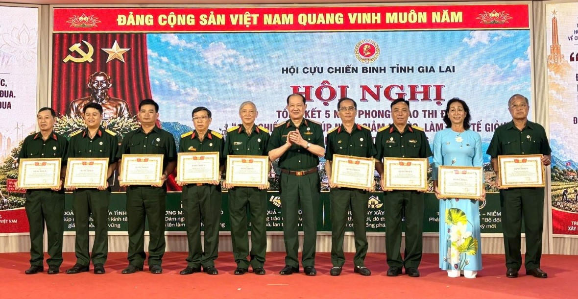 Chủ tịch Hội Cựu chiến binh Việt Nam Bế Xuân Trường tặng bằng khen cho các tập thể và cá nhân tiêu biểu. Ảnh: ĐS.
