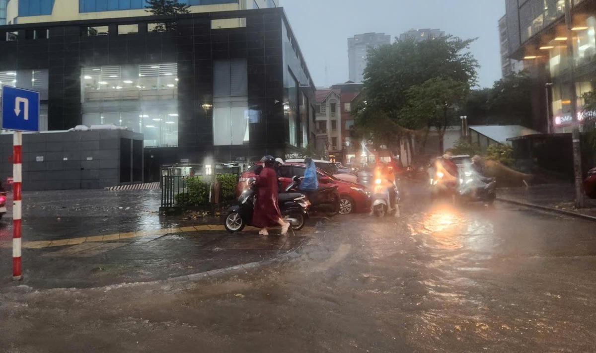 Hà Nội mưa lớn nhiều tuyến đường ngập úng cục bộ, 1 người bị sét đánh tử vong
