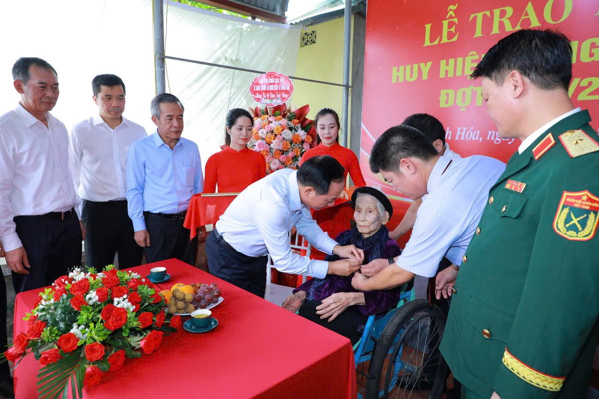 Thanh Hóa: 3 đảng viên nhận huy hiệu 80 năm tuổi Đảng