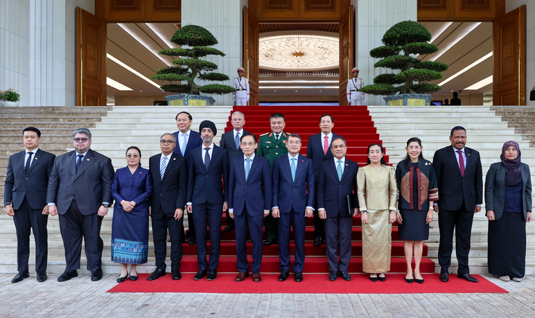 Thủ tướng và Đại sứ, Đại biện các nước ASEAN - Ảnh: chinhphu.vn/Nhật Bắc