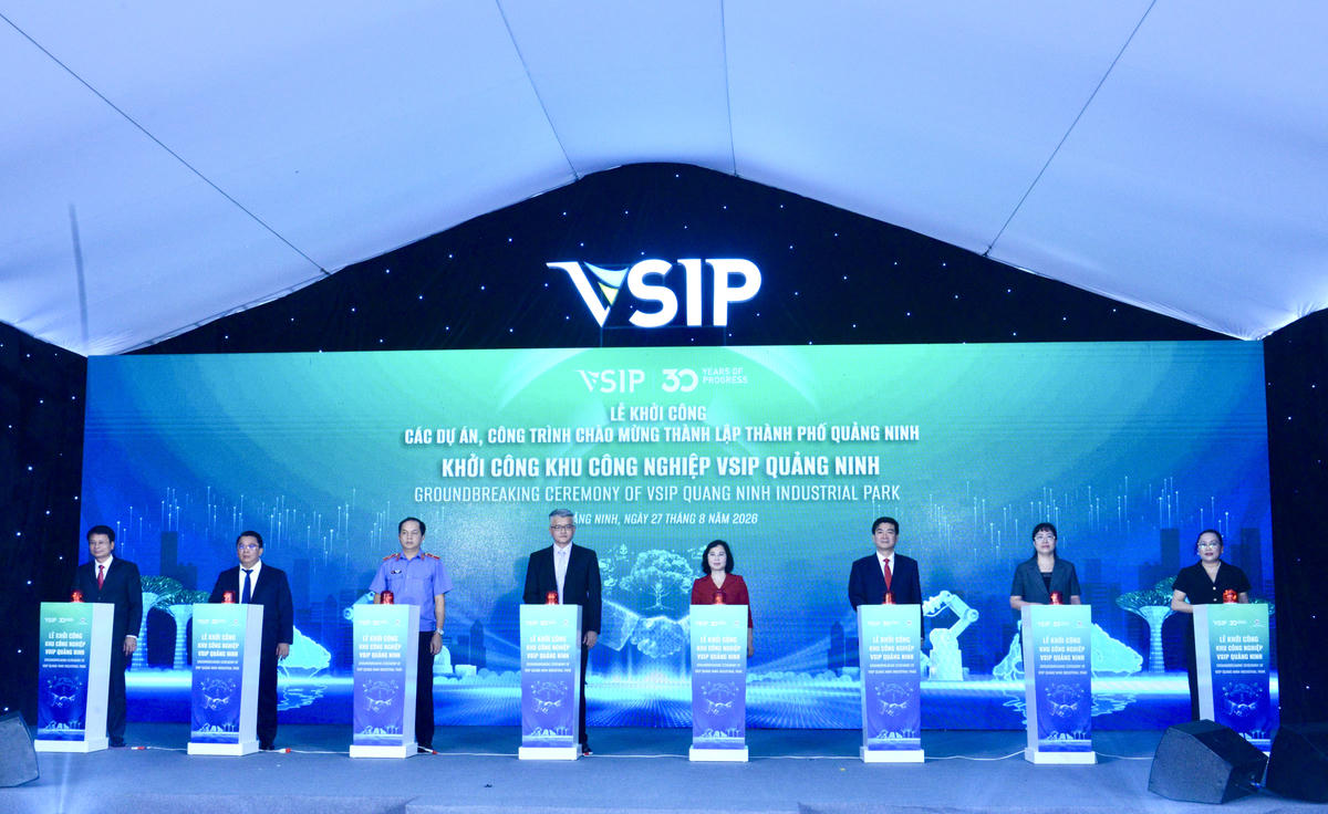 Các đại biểu bấm nút khởi công Dự án đầu tư xây dựng và kinh doanh kết cấu hạ tầng Khu công nghiệp VSIP Quảng Ninh. Ảnh: Ngọc Anh