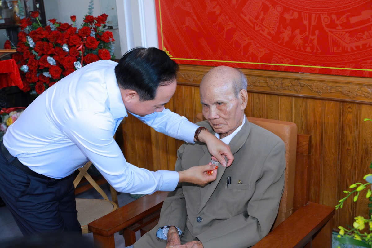 Thanh Hóa: 3 đảng viên nhận huy hiệu 80 năm tuổi Đảng