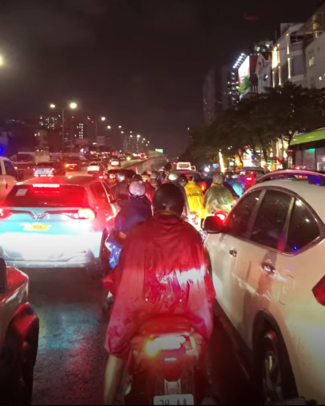 Hà Nội mưa lớn nhiều tuyến đường ngập úng cục bộ, 1 người bị sét đánh tử vong