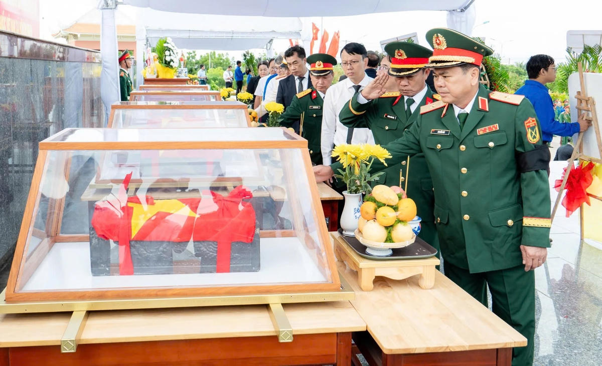 Thiếu tướng Nguyễn Túy và các đại biểu tỉnh Khánh Hòa thành kính tưởng nhớ anh linh các anh hùng liệt sĩ.